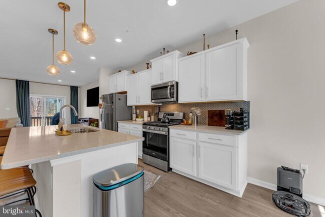 Building Photo - 8805 Mimosa Ave