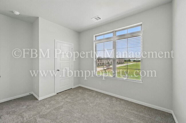 Building Photo - 2121 Luna Dr