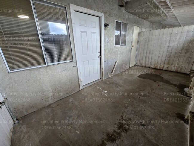 Building Photo - 2 bedroom 1.5 bathroom townhouse