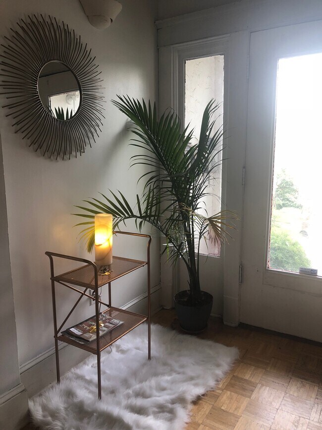 Entry - 1422 13th Pl S