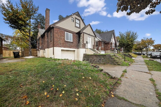 Building Photo - 1818 Lawn Ave