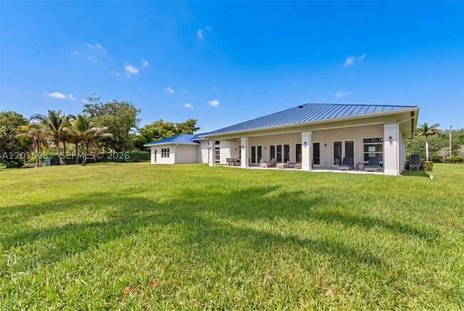 Building Photo - 2400 SW 112th Ave