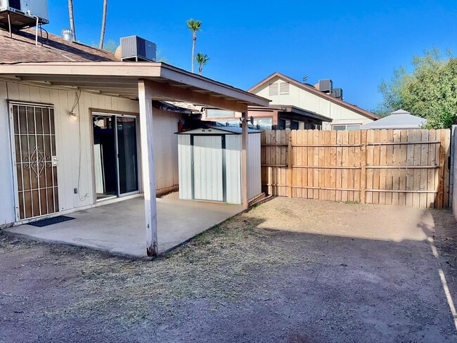 Building Photo - 953 W Emelita Cir