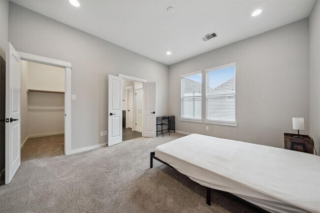 Building Photo - 8470 Berry Grn Ln