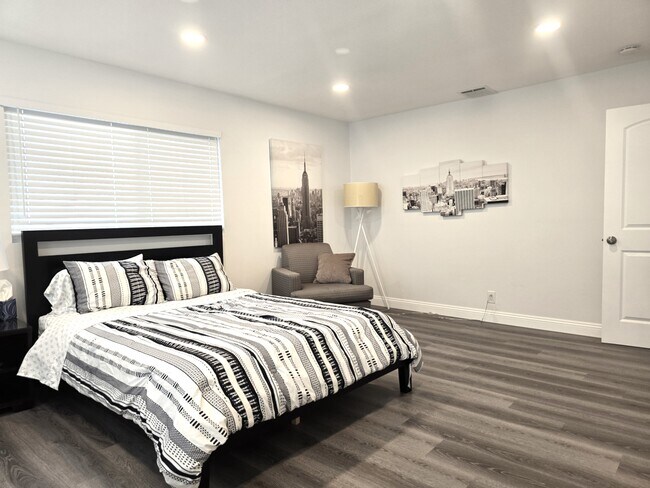 Building Photo - 123 E Bennett Ave