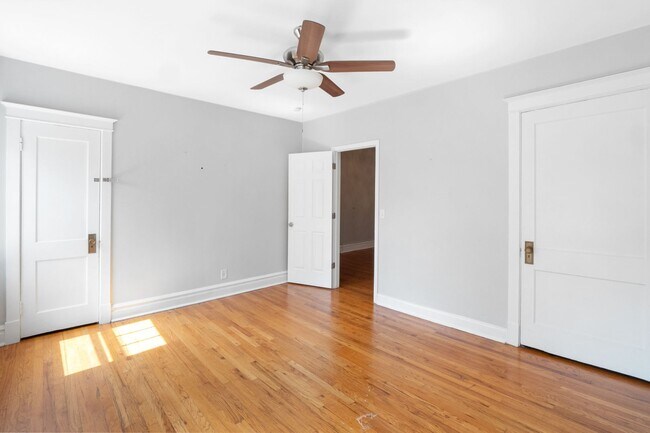 Building Photo - McDreamy 2BR w/ Balcony