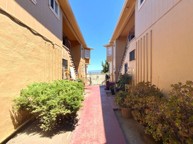 Building Photo - RENOVATED Top Floor. DISHWASHER! ON-SITE LAUNDRY! HARDWOOD!