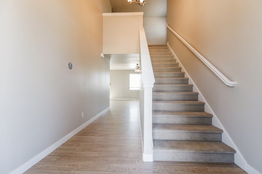 Building Photo - 1083 W Osprey Dr