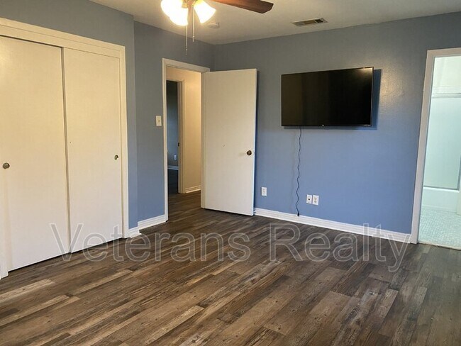 Building Photo - 2411 Sunkist Country Club Rd