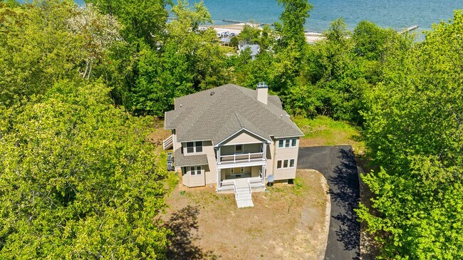 Building Photo - 5116 Shore Dr