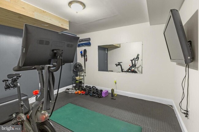 Building Photo - 239 E Thompson St