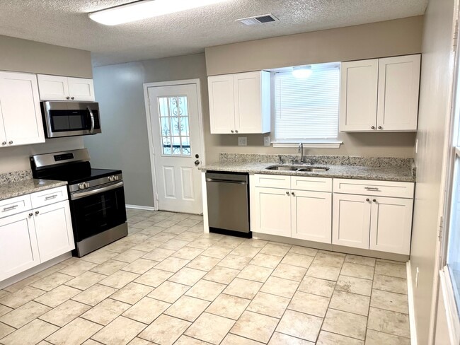 Building Photo - 6475 Yorkshire Rd