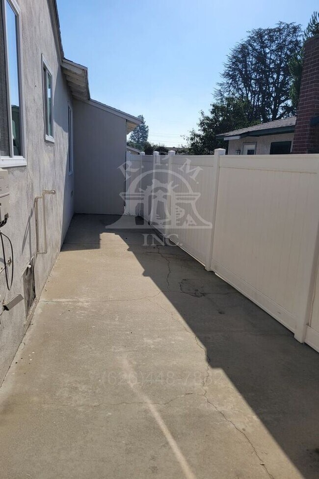 Building Photo - Charming 3 Bedroom Home Available in Oakmo...