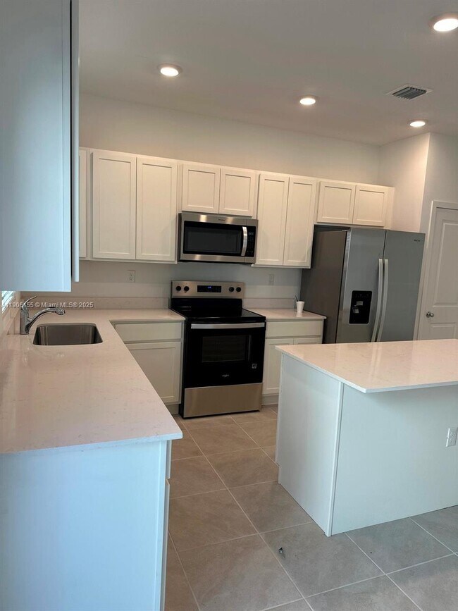 Building Photo - 814 SW 11th Wy