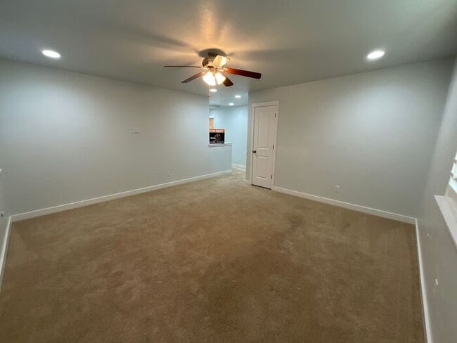 Building Photo - 4 bdrm 3 bth Home 2 Car Garage- Small Dog ...