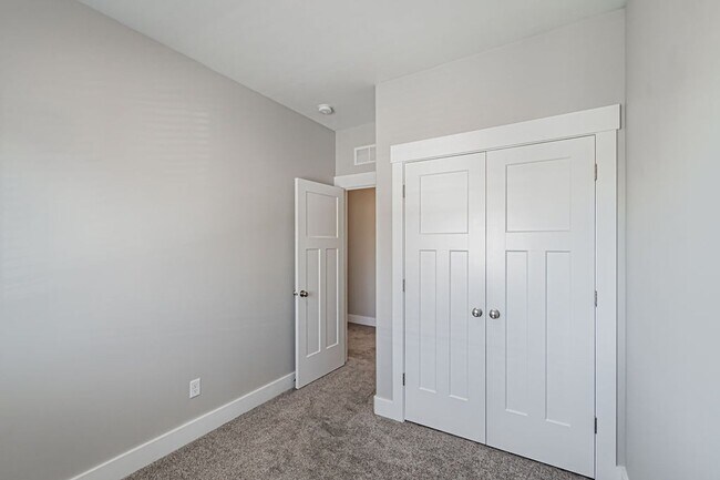 Building Photo - 654 S Saturn Ave
