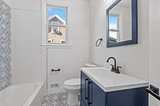 Building Photo - 2716 Woodsdale Ave