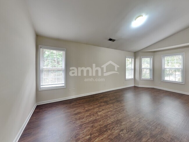 Building Photo - 190 Cedarhurst Rd