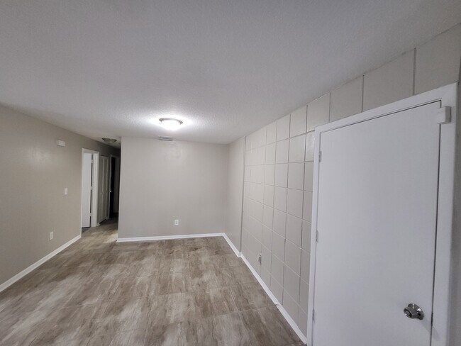 Building Photo - E9th