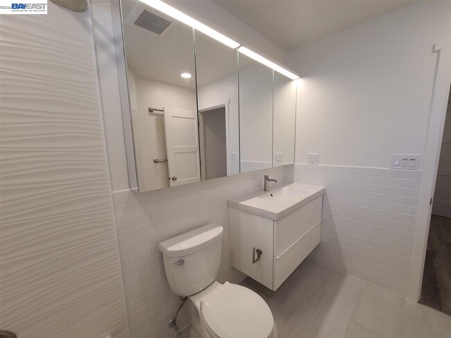 Building Photo - 749 Palomino Dr