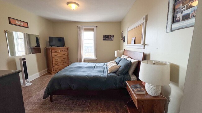 Building Photo - 1712 W 3rd St