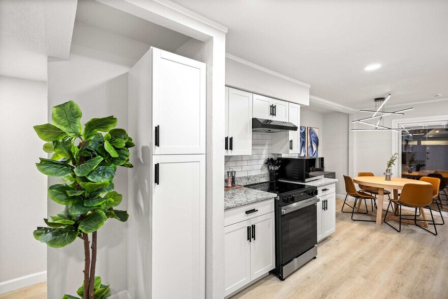 Building Photo - 3410 Country Club Dr