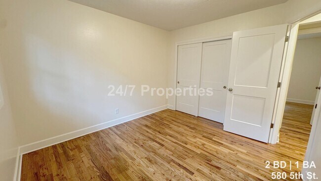 Building Photo - Remodeled 2 BD | 1BA Duplex - First Edition Lake Oswego