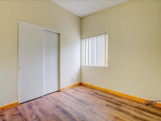 Building Photo - Charming 4-Bedroom Home with Spacious Living & Private Backyard!