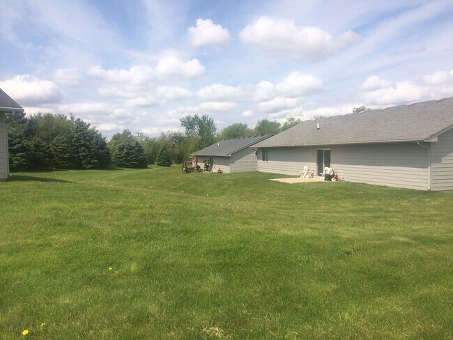 Building Photo - 3 Bedroom Home for rent in Newton, IA