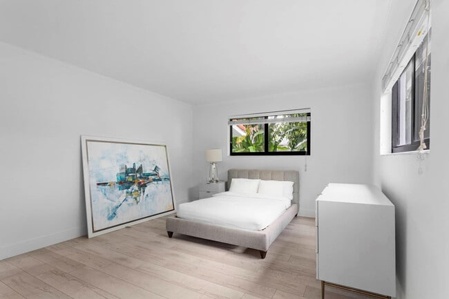 Building Photo - 715 NE 25th Ave