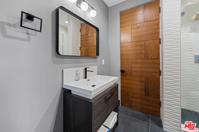 Building Photo - 3712 Broadlawn Dr