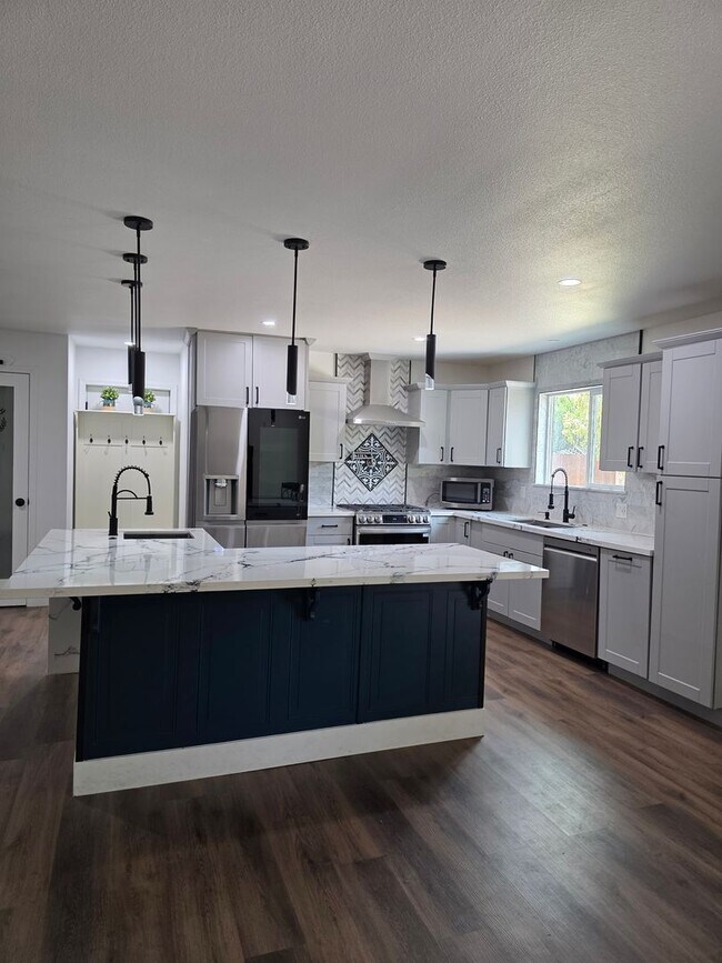 Building Photo - Great Family home in family neighborhood~b...
