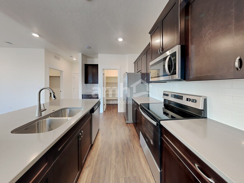 Building Photo - 9433 Clancey St