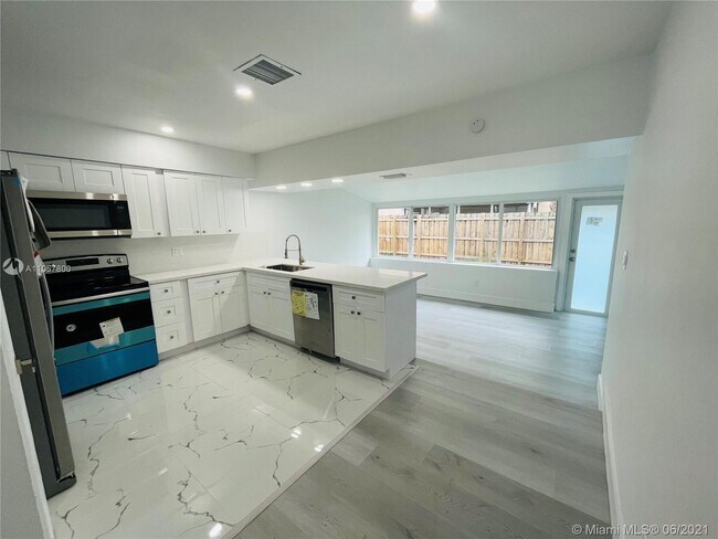 Building Photo - 5130 NE 17th Terrace