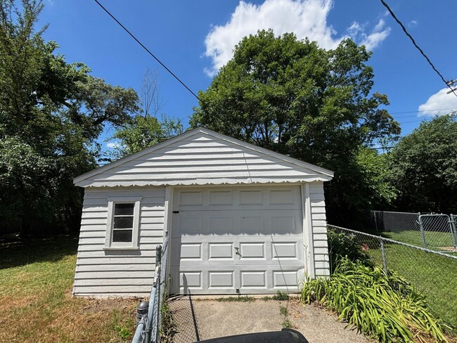 Building Photo - 581 Flowerdale St