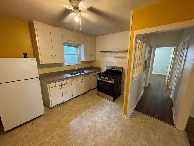 Building Photo - 112 W 55th St