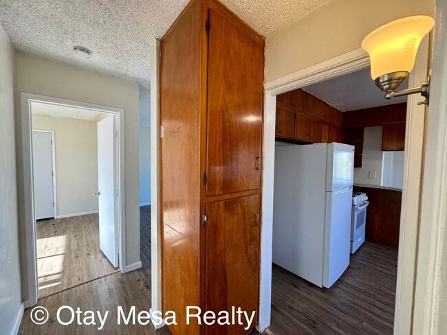 Building Photo - Charming 2-Bedroom Home with Expansive Out...