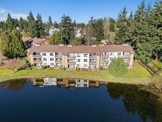 Building Photo - Top-Floor Condo with Panoramic Lake Easter Views, Vaulted Ceilings & Modern Updates!