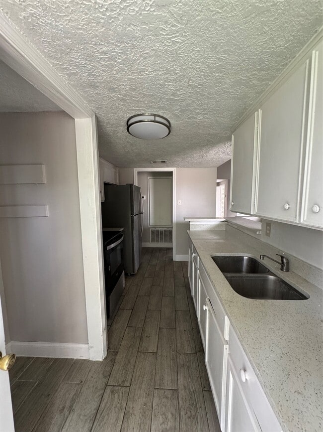 Building Photo - 8100 Leonora St