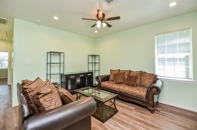 Building Photo - 239 Broadhurst Dr