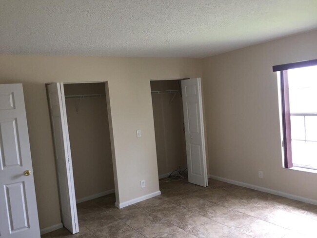 Building Photo - 4931 Wedgewood Way