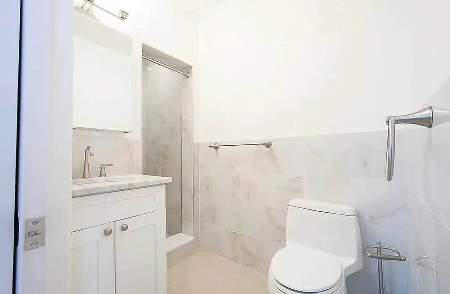 Building Photo - 319 Lincoln Pl