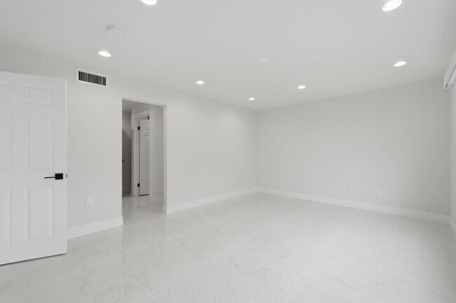 Building Photo - 877 NE 195th St