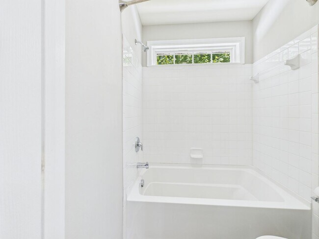 Building Photo - Charming 5-Bedroom 2.5 Bathroom Home locat...
