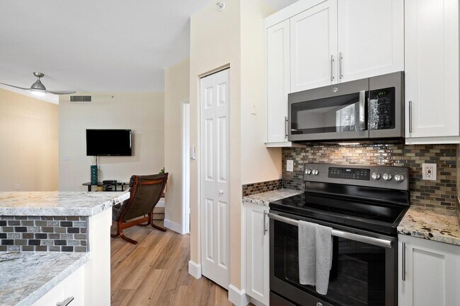 Building Photo - 630 S Sapodilla Ave