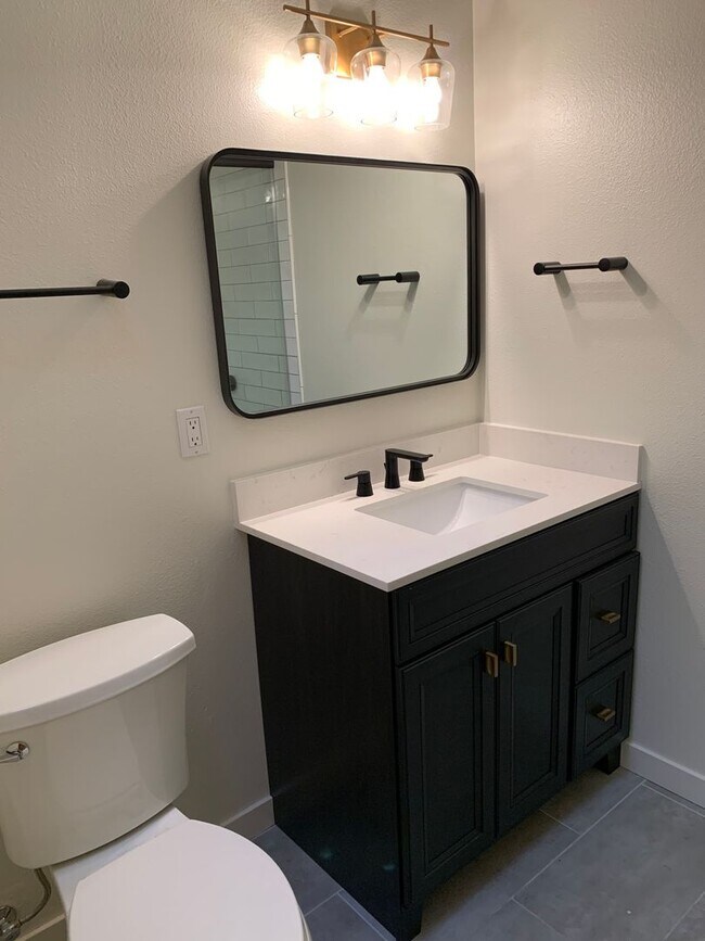 Building Photo - 4 Bedroom 3 Bath Home