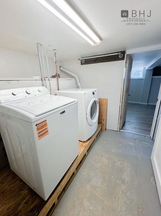 Building Photo - DOG FRIENDLY, 3 BED/ 1.5 BATH SINGLE FAMIL...
