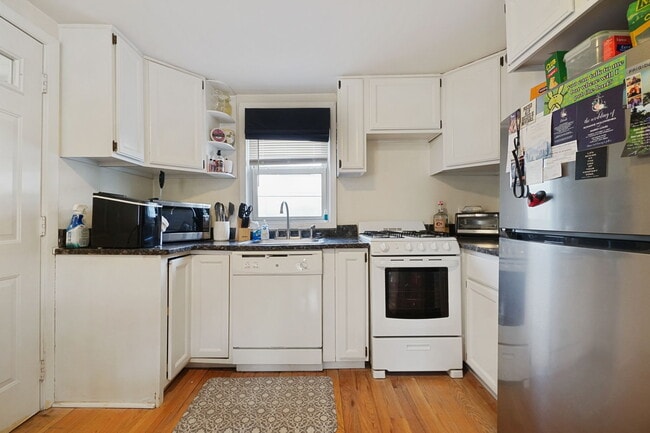 Building Photo - 46 Humbert St