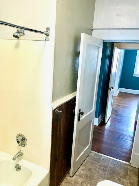 Building Photo - 306 Oakridge Blvd