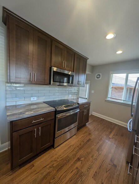 Kitchen - 2907 W Princeton Ave